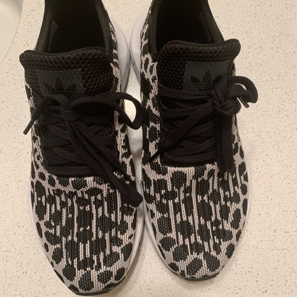 adidas swift run spotted